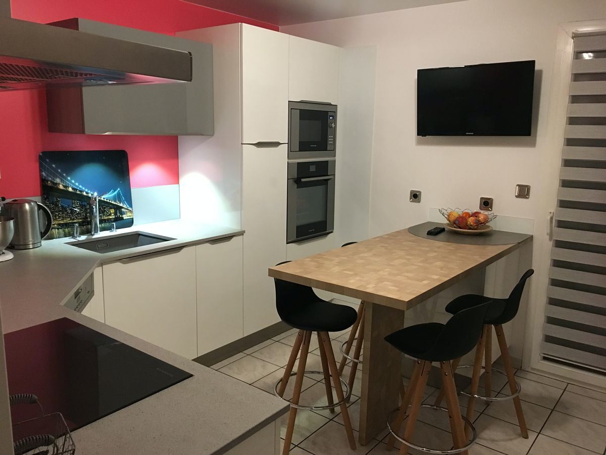Cuisine moderne avec façades blanches (après)