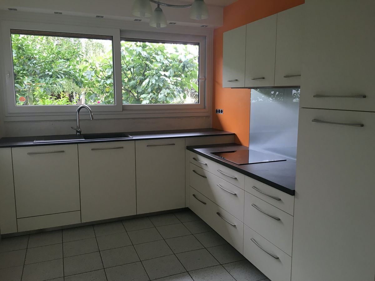 Cuisine moderne en L avec façades blanches (après)