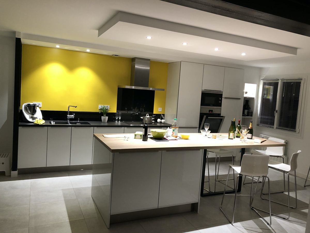 Cuisine moderne et chic avec îlot central