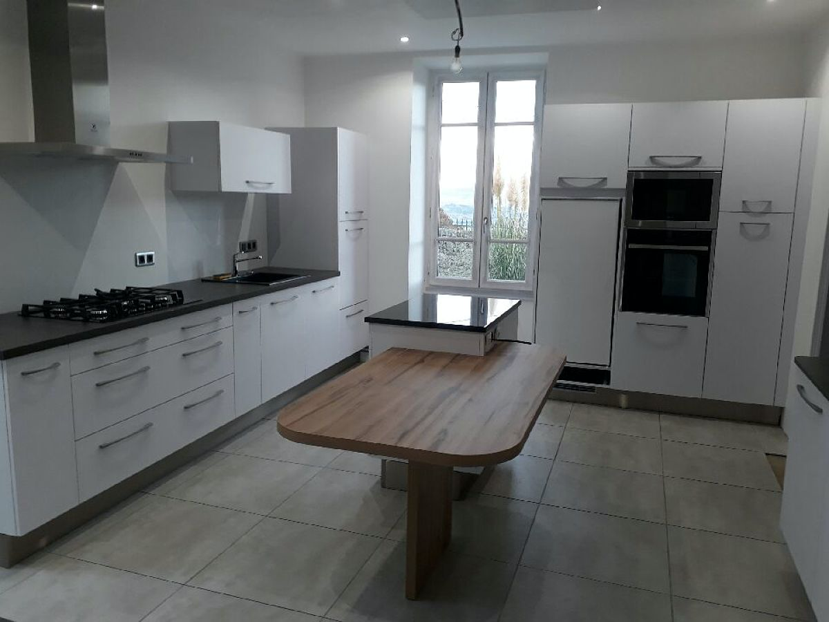 Cuisine moderne, façades blanches