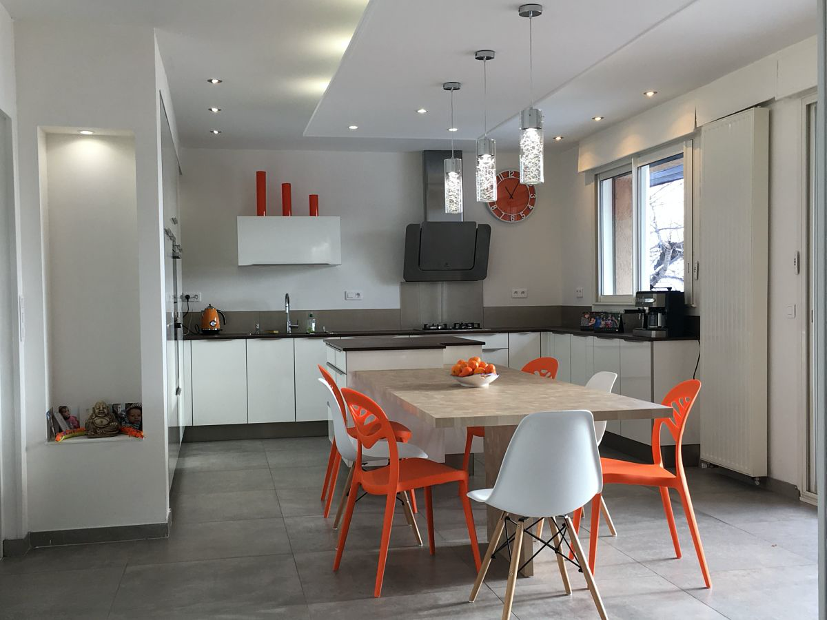 Cuisine en U coloris blanc