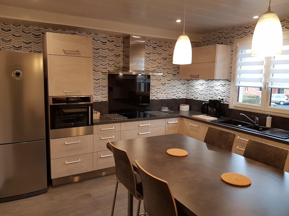 Cuisine en L avec coin cuisine pour 4 personnes ou plus