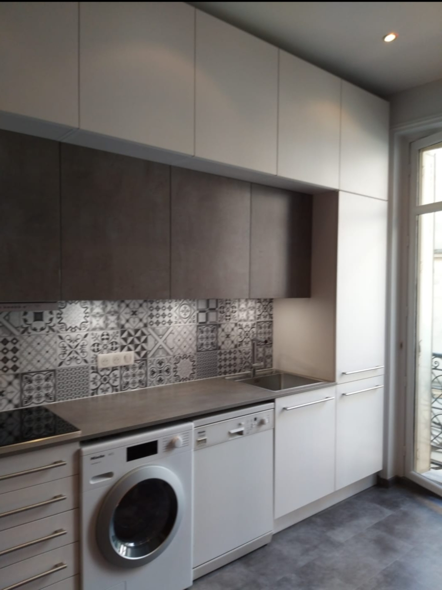 Cuisine moderne avec meubles placés en hauteur