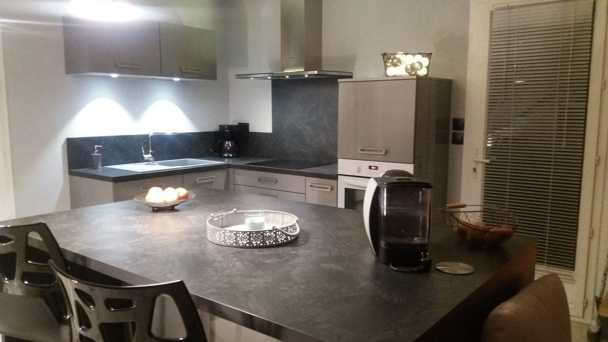 Cuisine ouverte avec coin repas convivial