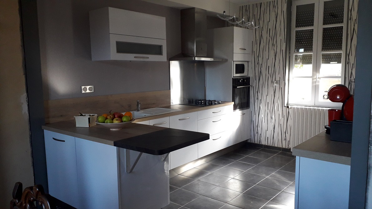 Cuisine en L lumineuse avec rangements