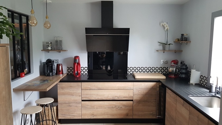 Cuisine sans poignée coloris décor bois avec une crédence en carreaux de ciment