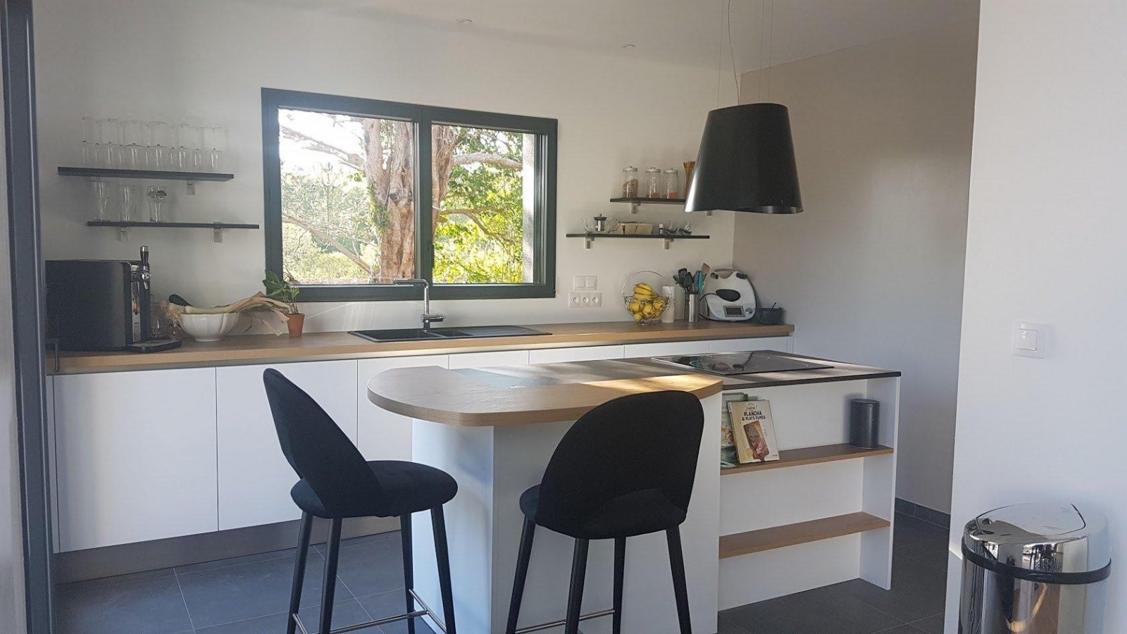 îlot Central Avec Plaque De Cuisson Et Coin Repas Créer une cuisine fonctionnelle avec îlot - COMERA Cuisines