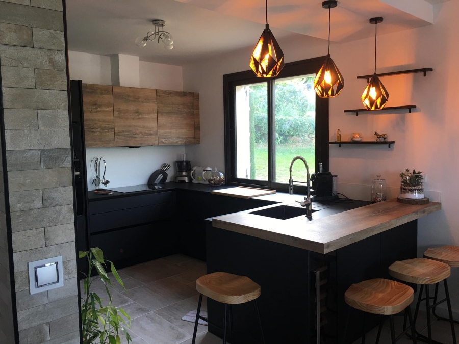 Intégrer un bar dans une cuisine contemporaine COMERA Cuisines