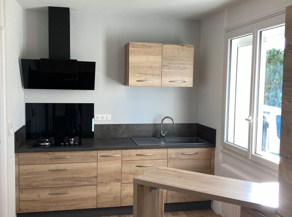 Petite cuisine décor bois - Réalisation COMERA Cuisines Villeréal