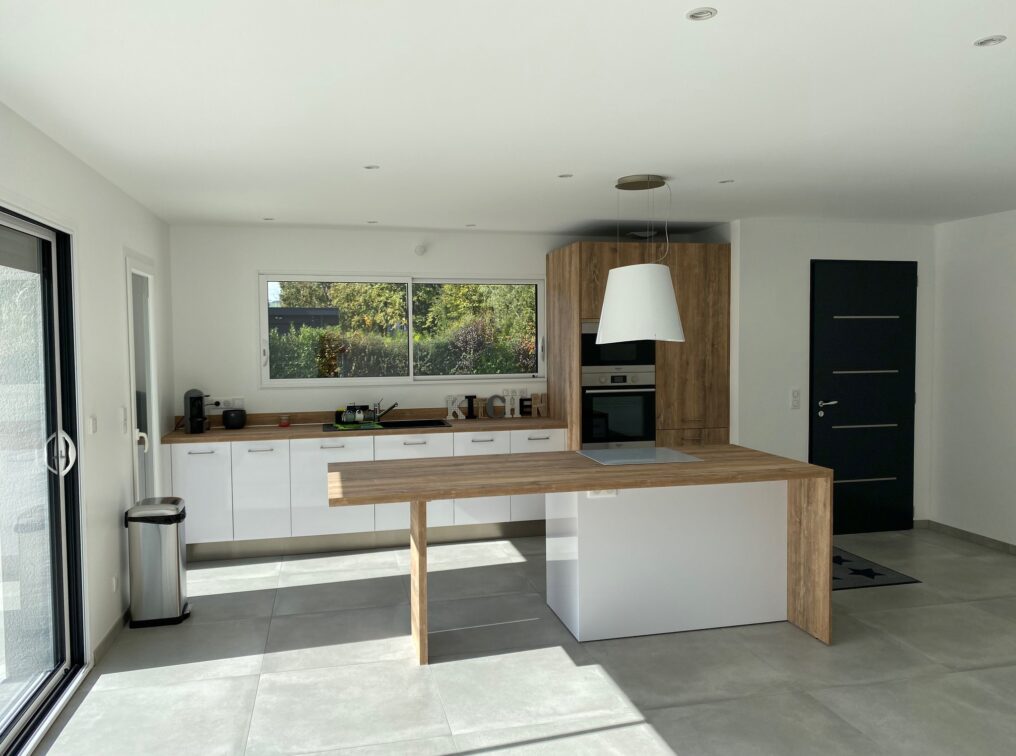 cuisine-lumineuse-blanche-et-bois