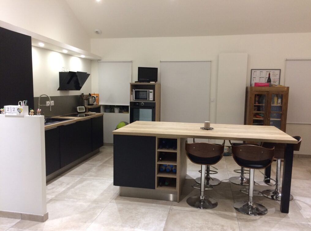 cuisine-moderne-noire-et-bois-les-herbiers