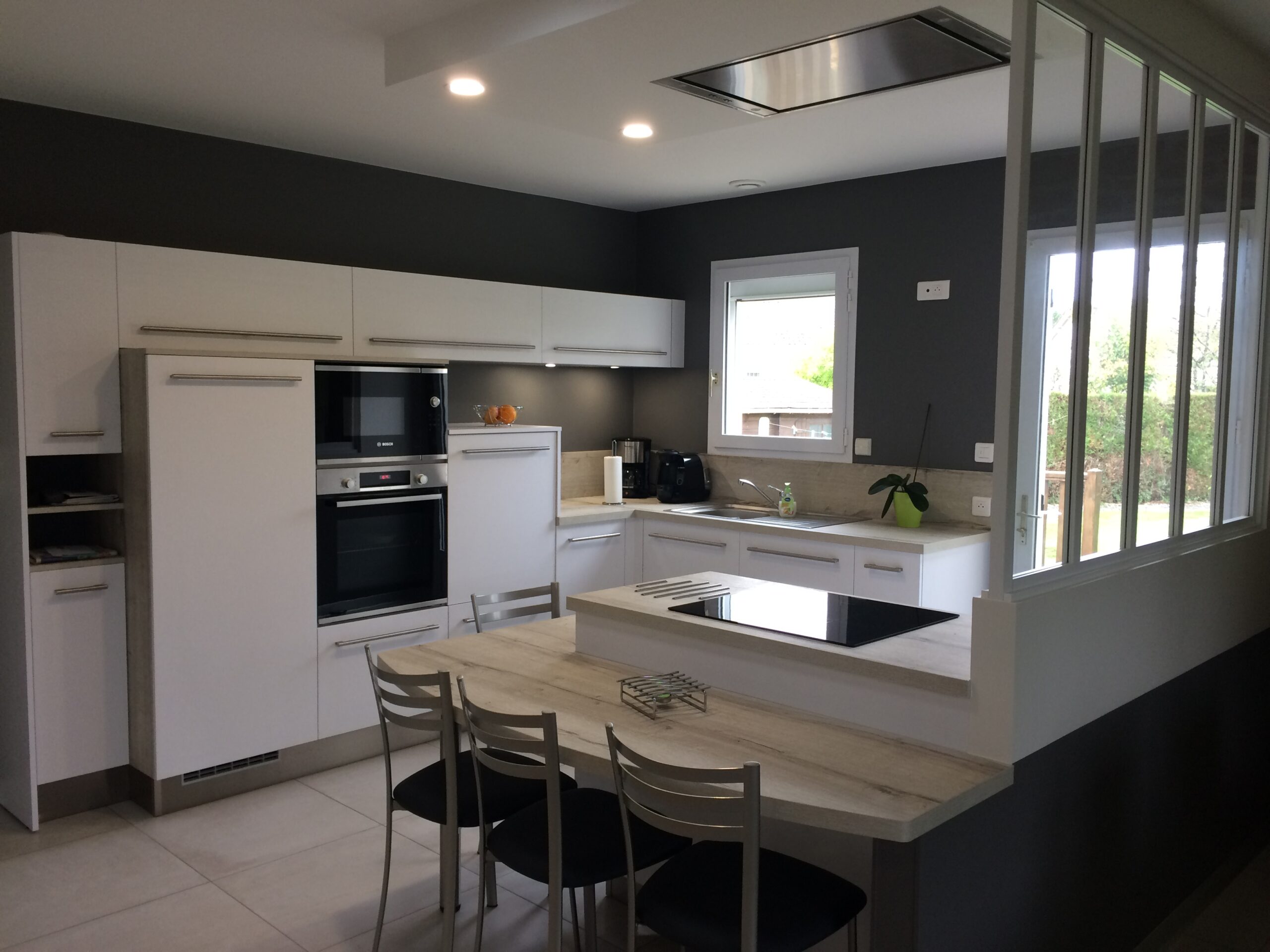 Réalisations Vaste cuisine blanche avec verrière - COMERA Cuisines