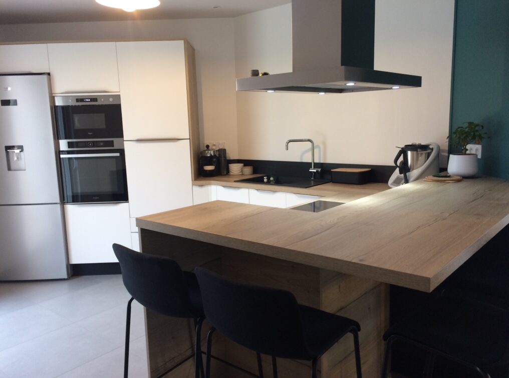 Réalisations Cuisine blanche avec mur coloré - COMERA Cuisines