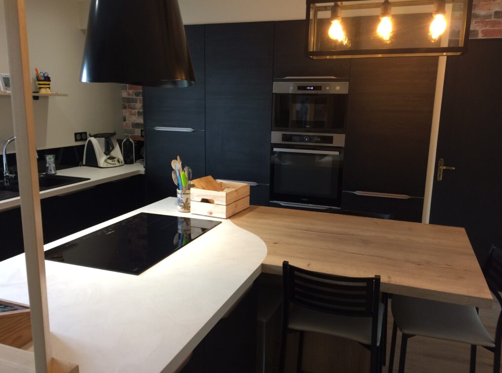 cuisine-design-noire-avec-clautra-herbiers