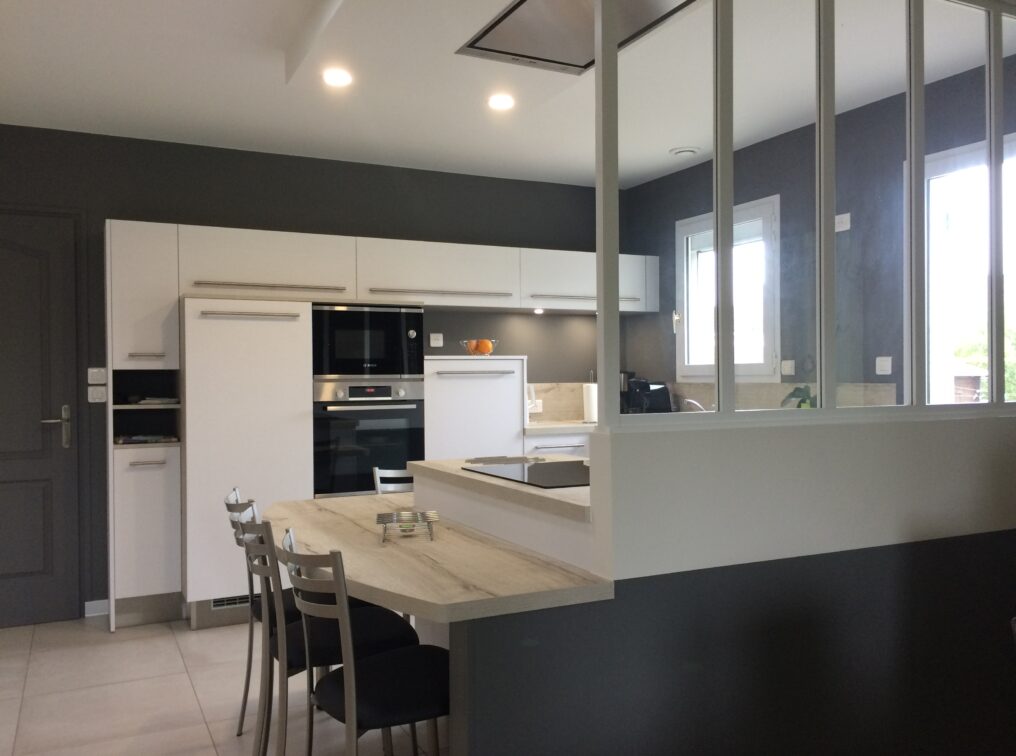 Réalisations Cuisine blanche avec verrière - COMERA Cuisines