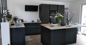 cuisine-noire-et-marbre-ilot-niort