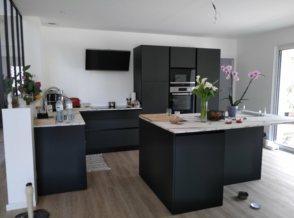 Réalisations Cuisine noire et marbre avec îlot COMERA Cuisines