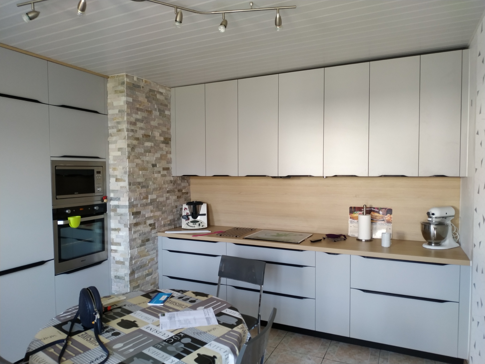 cuisine-amenagee-fonctionnelle-table-maizieres-la-grande-paroisse
