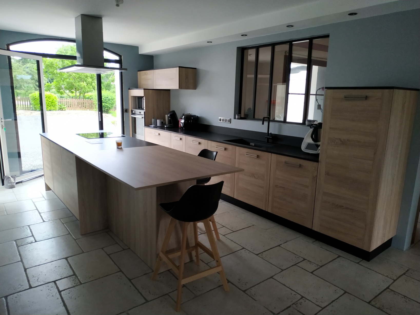 Réalisations Cuisine avec verrière et vaste îlot central - COMERA Cuisines