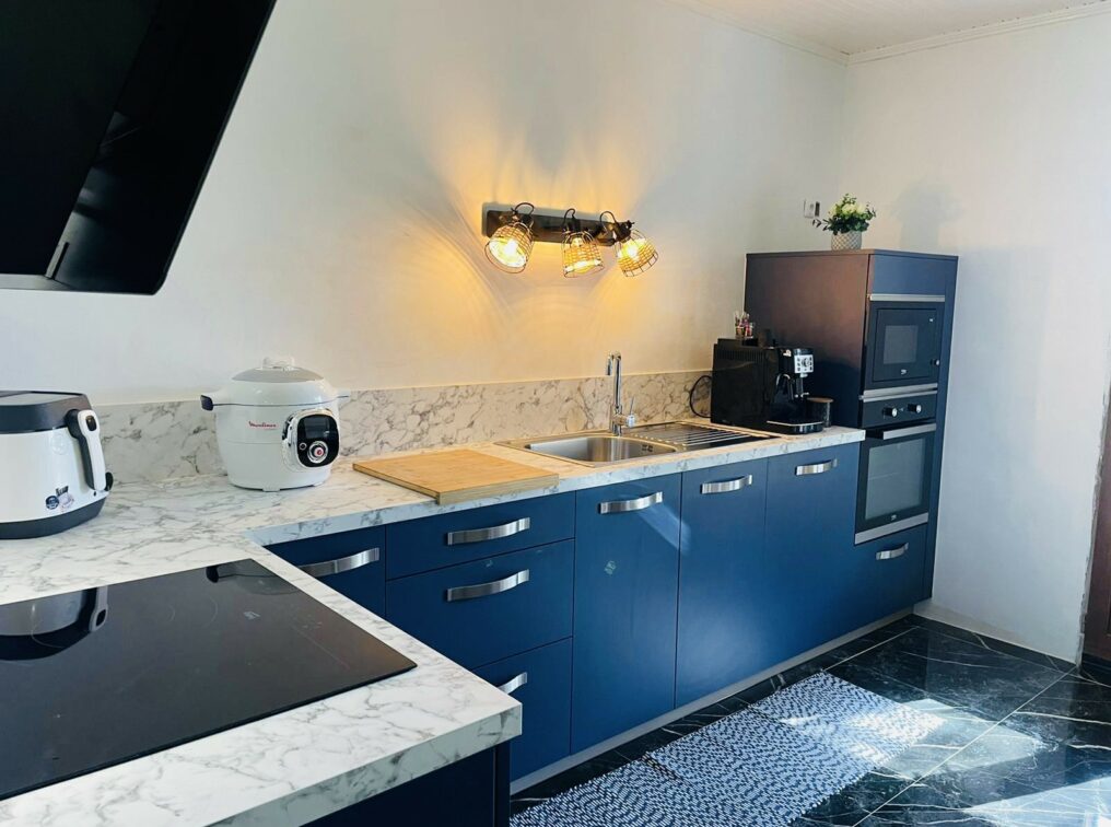 cuisine-amenagee-bleu-bois-villereal