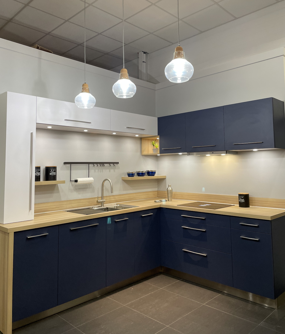 cuisine-amenagee-bleu-fonce-comera-ville-la-grand