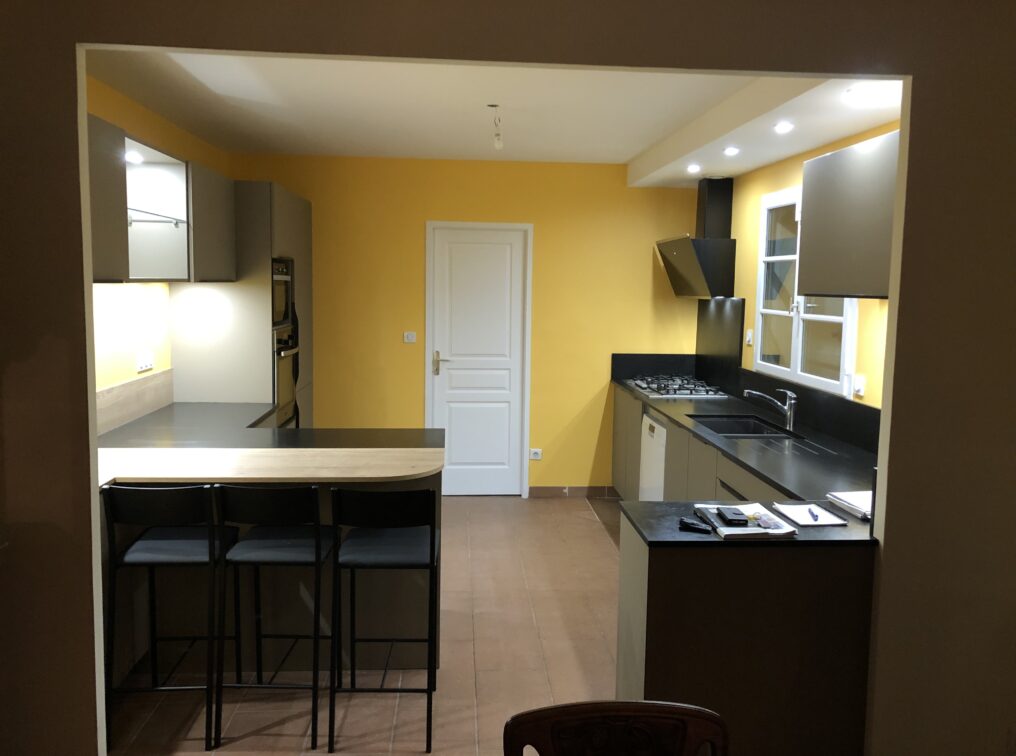 cuisine-grise-noire-mur-jaune-fleury-les-aubrais