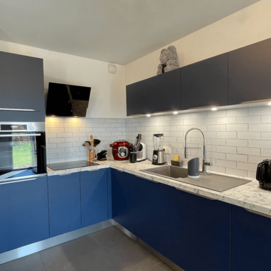 cuisine-l-meuble-facades-bleues-ville-la-grand