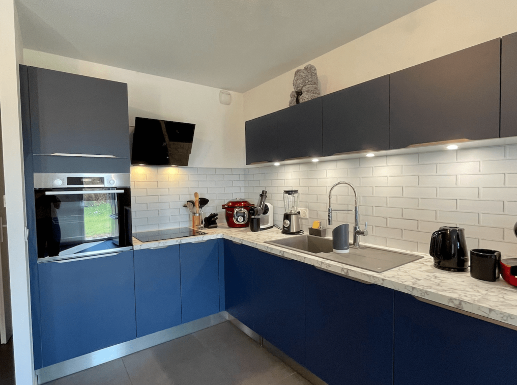 cuisine-l-meuble-facades-bleues-ville-la-grand