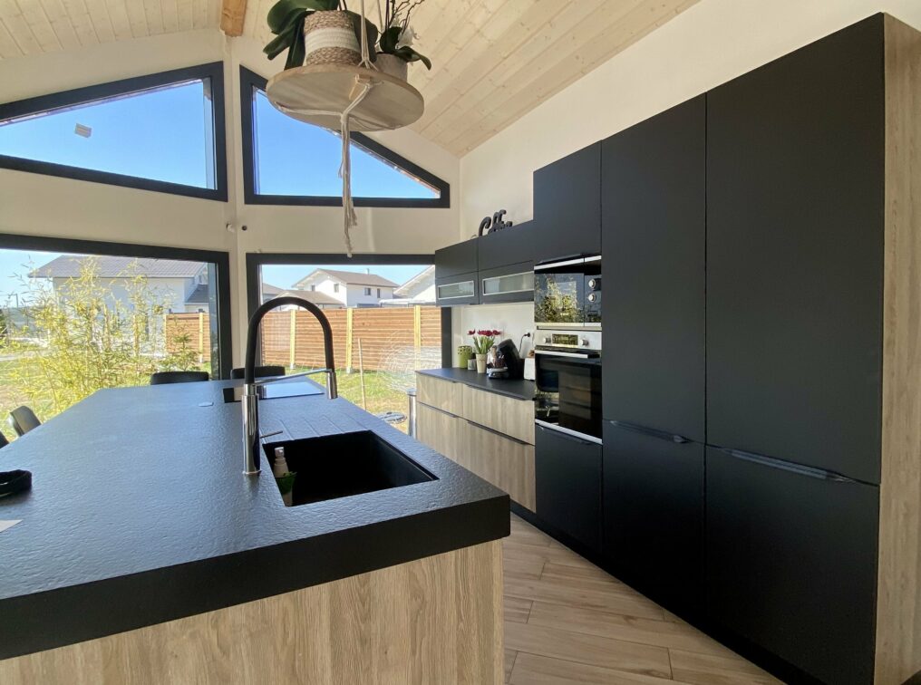 cuisine-lumineuse-noire-bois-ville-la-grand