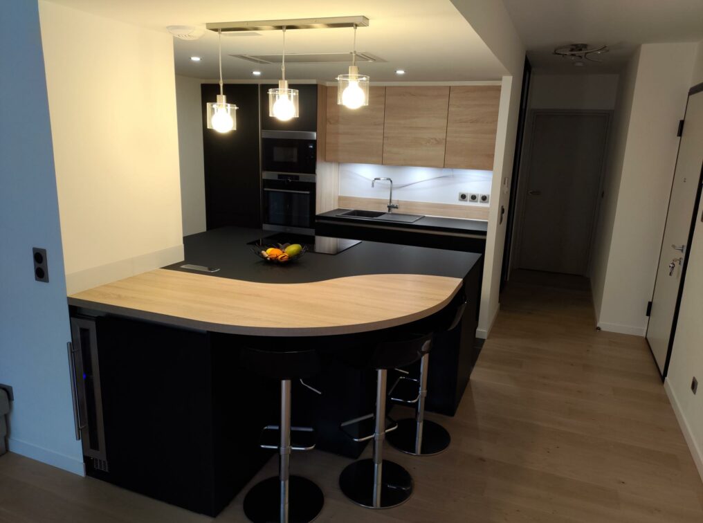 cuisine-noire-bois-ilot-ville-la-grand