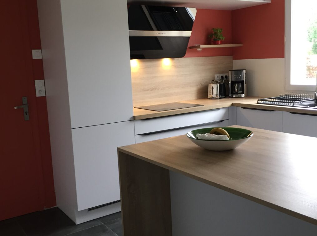cuisine-blanche-plan-travail-stratifie-decor-bois-saint-renan