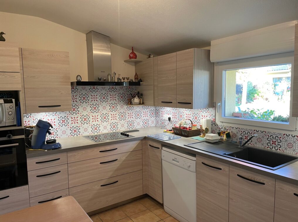 cuisine-fermee-facades-melamine-structure-decor-bois-villereal