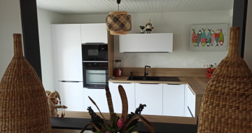 cuisine-semi-ouverte-blanche-decor-bois-saint-renan