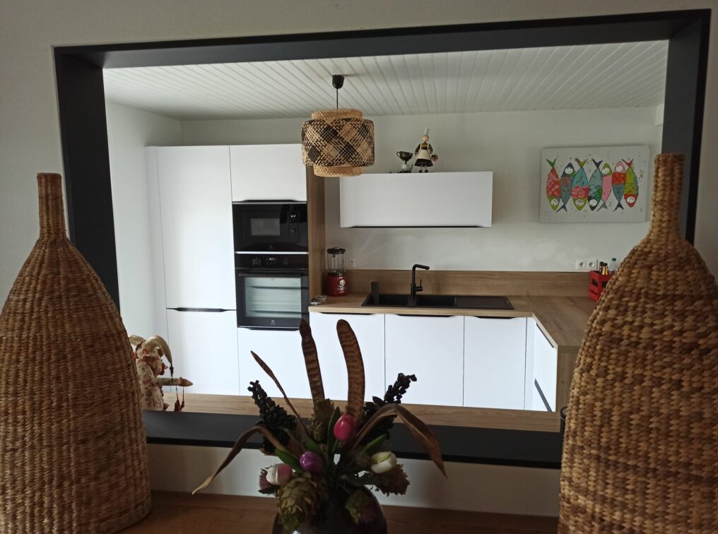 cuisine-semi-ouverte-blanche-decor-bois-saint-renan