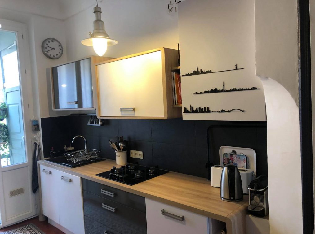 cuisine-longueur-credence-carrelage-gris-saint-laurent-du-var