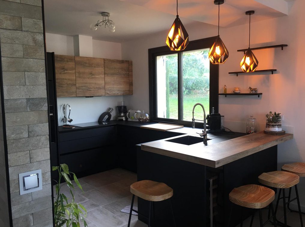 cuisine-ouverte-contemporaine-noir-mat-saint-laurent-du-var