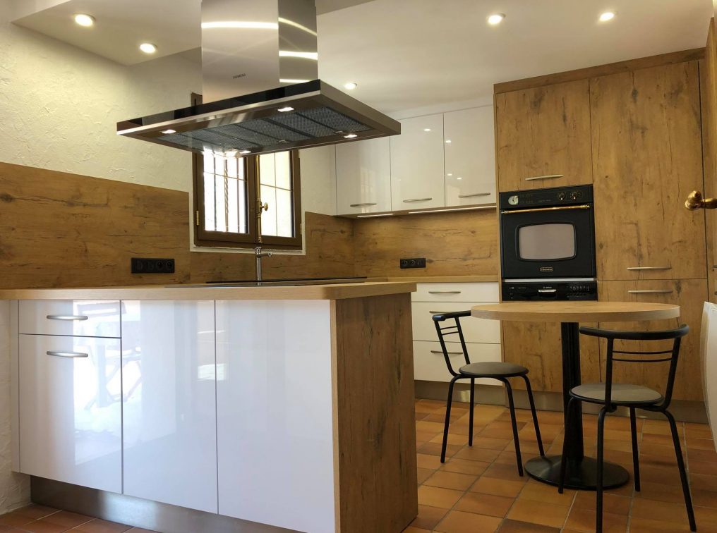 cuisine-ouverte-decor-bois-saint-laurent-du-var