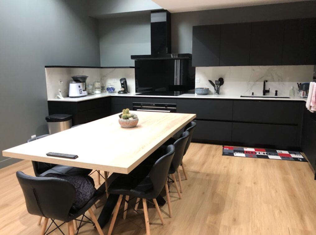 cuisine-sans-poignees-plan-travail-ceramique-blanc-facades-stratifie-mat-noir-extra-mat-saint-marcel