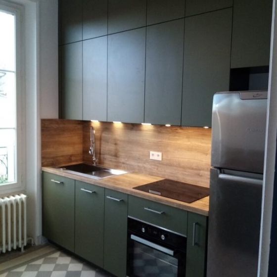 petite-cuisine-loft-vert-kaki-maiziere-la-grande-paroisse