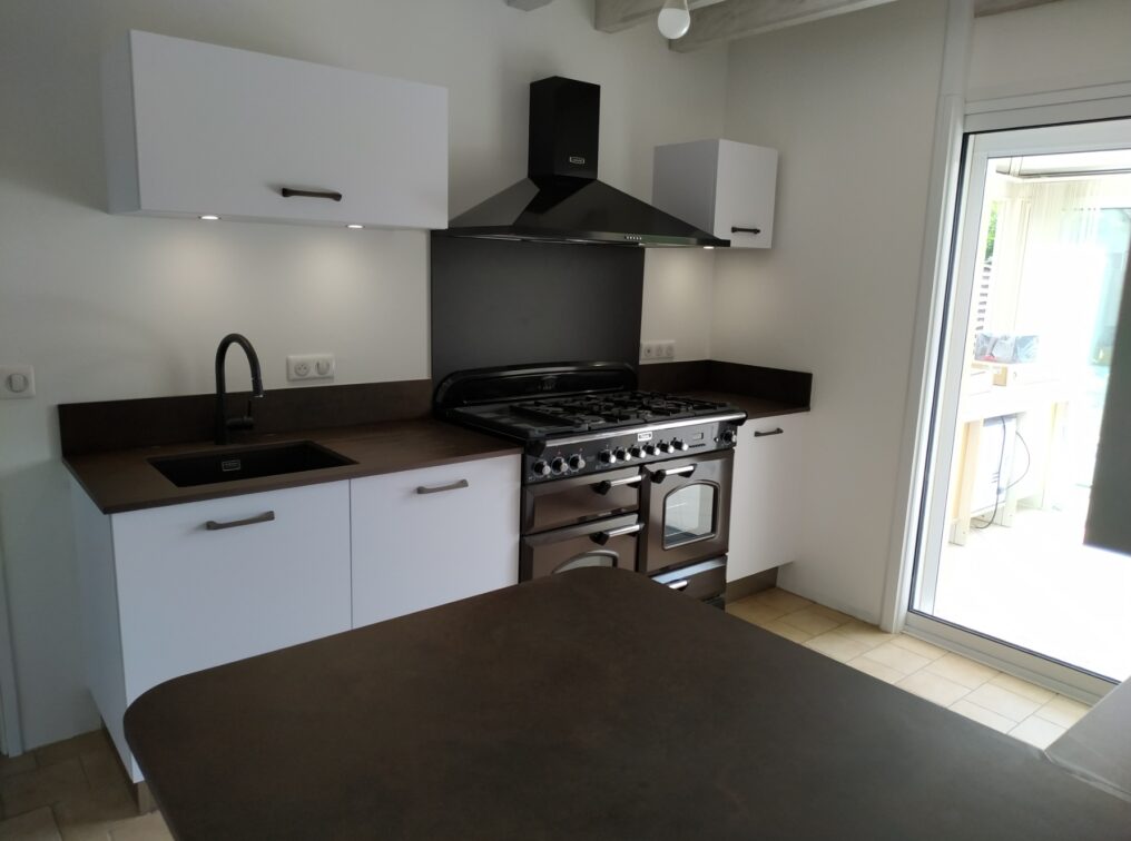 cuisine-blanche-plan-travail-ceramique