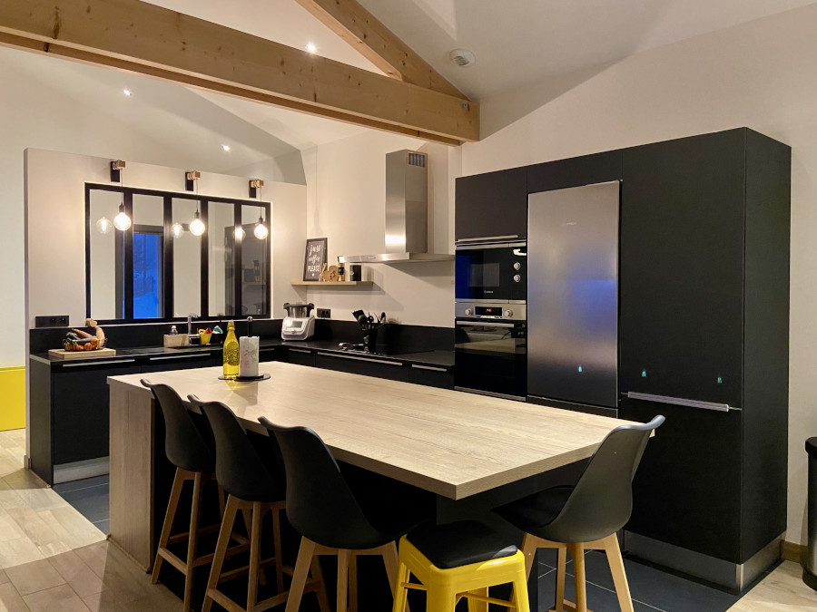 cuisine-moderne-avec-verriere-industrielle