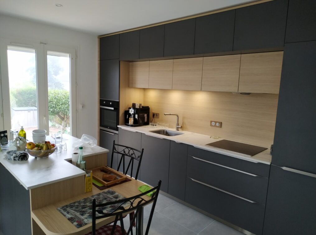 cuisine-ouverte-facades-melamine-mat-gris-orage-maizieres-la-grande-paroisse