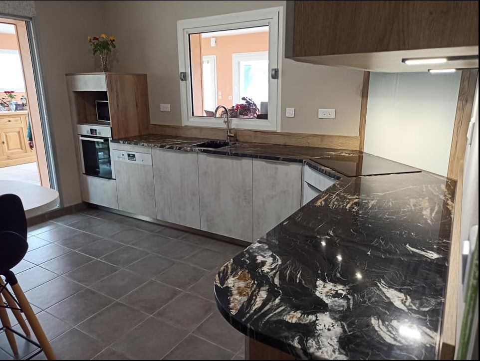 Cuisine-contemporaine-blanche-îlot-granit