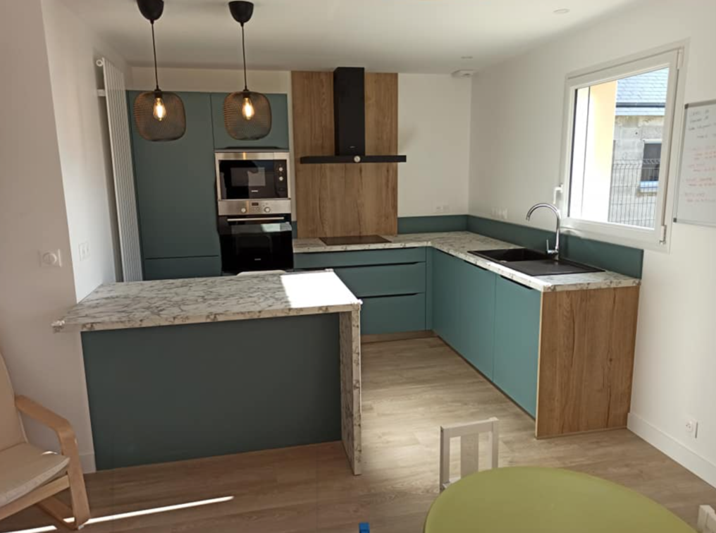 Cuisine-moderne-bleue-L-îlot-épi