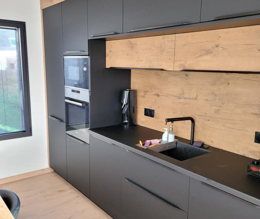 Cuisine-spacieuse-lignes-graphiques