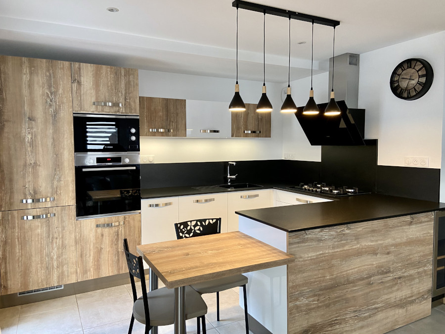 Cuisine-U-décor-chêne-blanc-givré-Bas-en-Basset