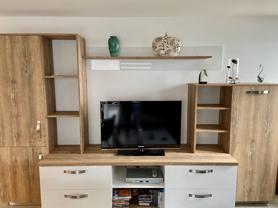 Meuble-salon-blanc-décor-bois-Bas-en-Basset