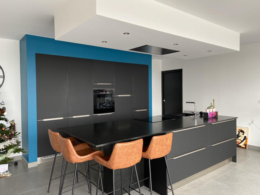 Cuisine-noire-plan-travail-granit-mur-bleu