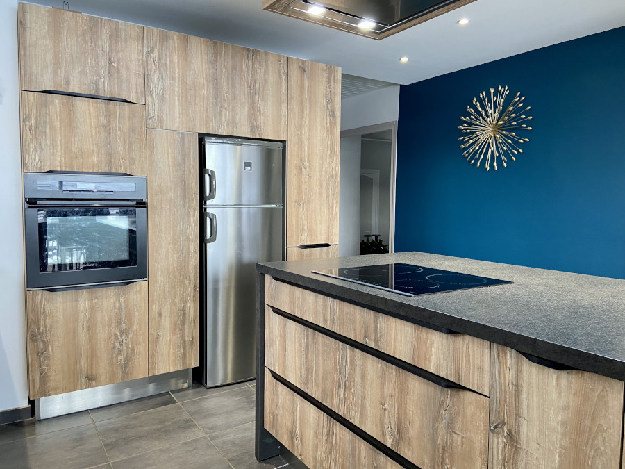 Cuisine-décor-chêne-avec-mur-bleu-foncé