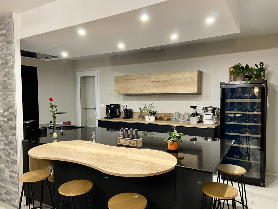 Cuisine-ouverte-noire-décor-bois-cave-à-vin